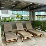 Mar y piscina gigante en el caribe