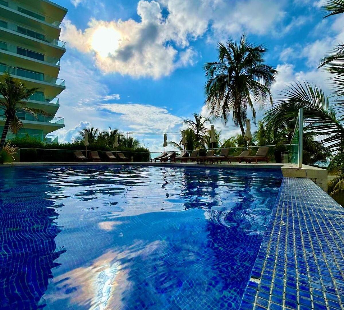 Mar Y Piscina Gigante En El Caribe *