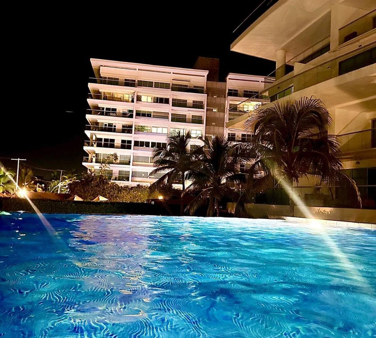 Mar Y Piscina Gigante En El Caribe *
