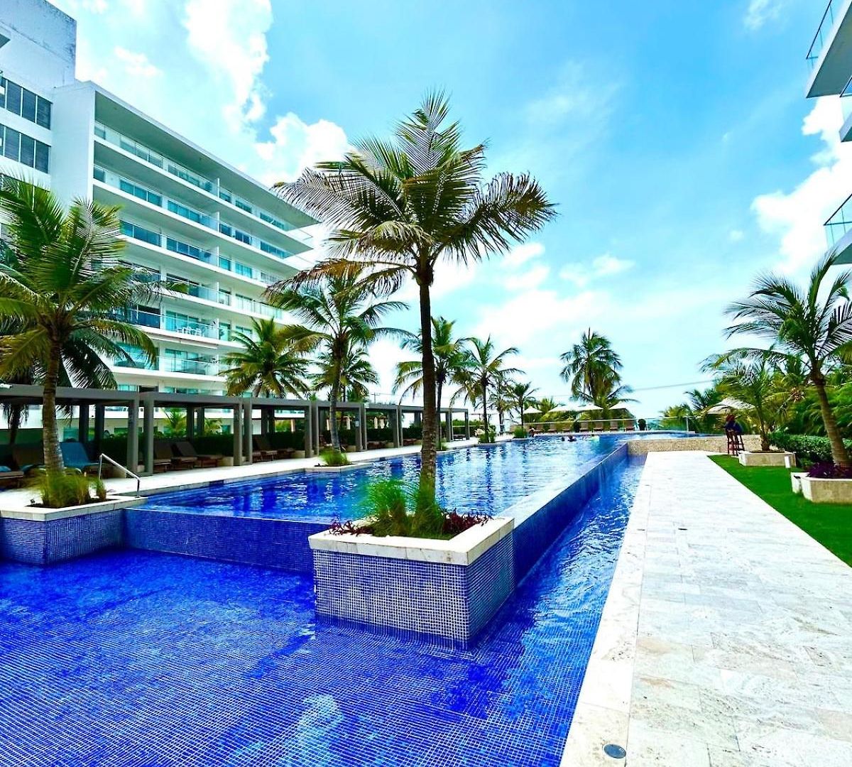 Mar Y Piscina Gigante En El Caribe *
