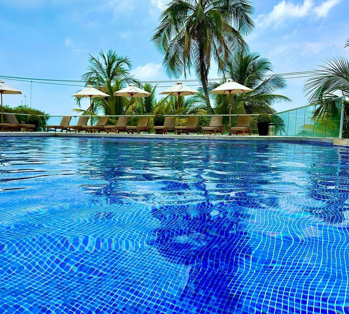 Mar Y Piscina Gigante En El Caribe *