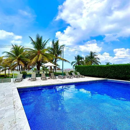 Mar Y Piscina Gigante En El Caribe *