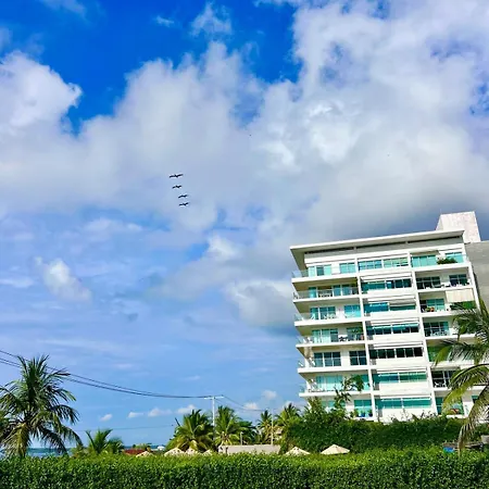 Mar Y Piscina Gigante En El Caribe