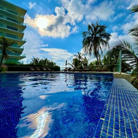 Mar Y Piscina Gigante En El Caribe *