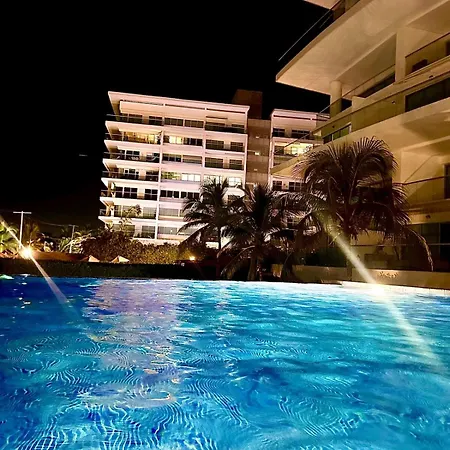 Mar Y Piscina Gigante En El Caribe *