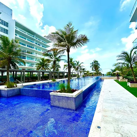 Mar Y Piscina Gigante En El Caribe *
