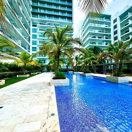 Mar Y Piscina Gigante En El Caribe Apartamento