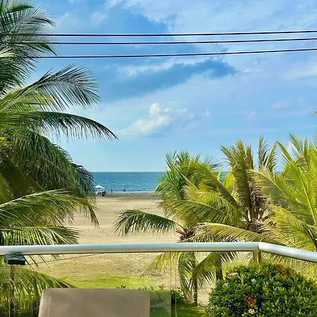 Mar Y Piscina Gigante En El Caribe *