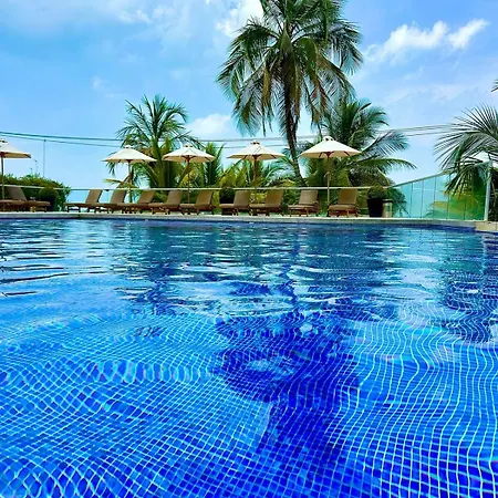 Mar Y Piscina Gigante En El Caribe *