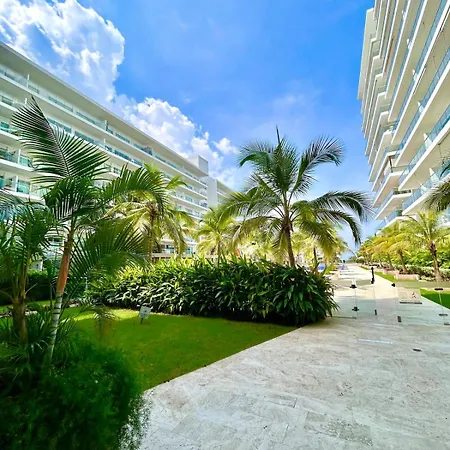 Mar Y Piscina Gigante En El Caribe